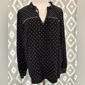 EUC Loft Embroidered Split Tie Neck Blouse size Xl in Black & White